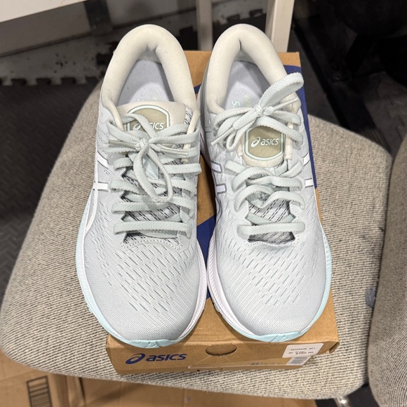 ASICS Gel-Kayano 27 Women's Sneakers - Light Gray and White - Picture 3 of 7